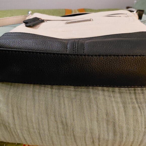 NWT Stone Mountain Shoulder/Crossbody Leather Bag - Picture 3 of 7